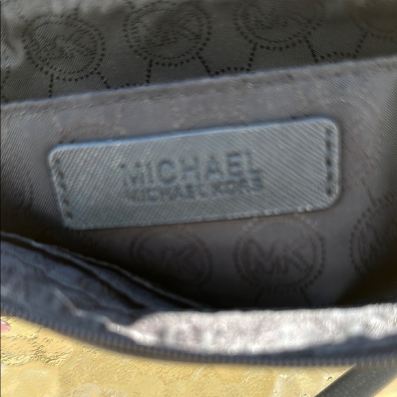 MICHAEL Michael Kors Black and White Tote Bag with Structured Design - Picture 2 of 6